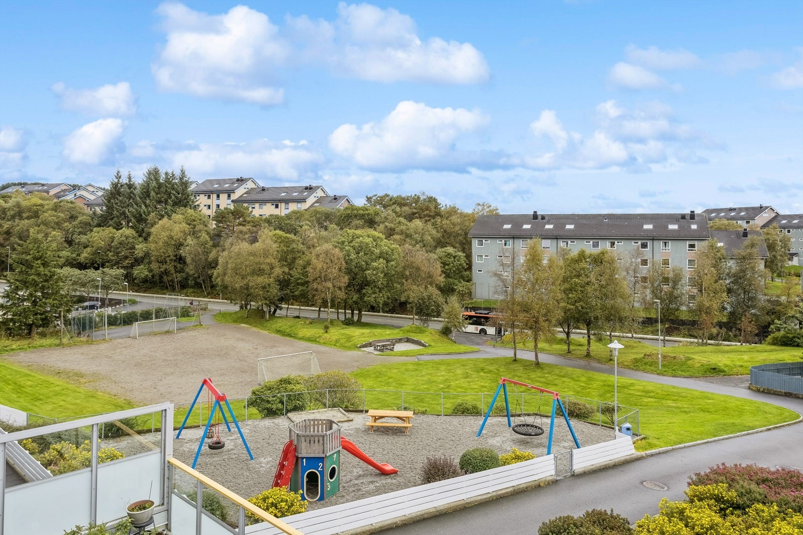 Både skoler og barnehager ligger i gangavstand fra boligen, noe som gjør beliggenheten svært attraktiv. Ellers er det et bredt tilbud av fritidsaktiviteter for barn og unge i nærområdet. Området er svært barnevennlig. Galleribilde