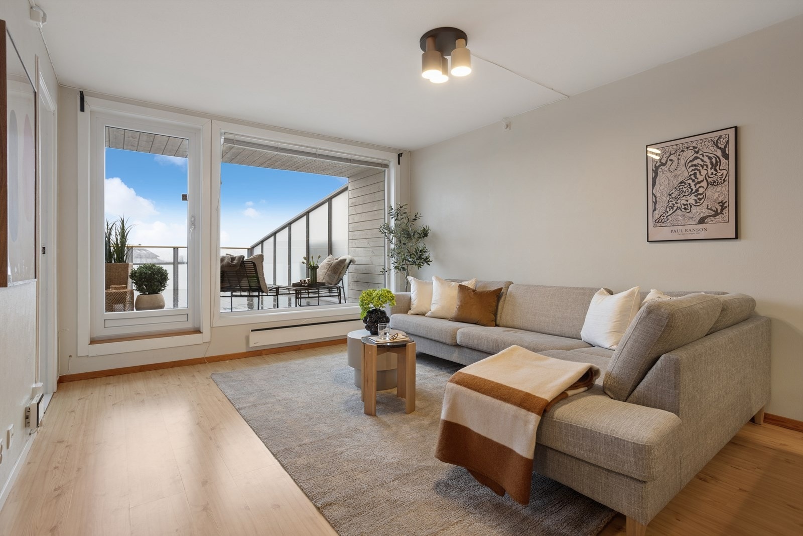 Leiligheten går over 2 plan. 3.etasje inneholder: Stue/kjøkken og soverom. Galleribilde