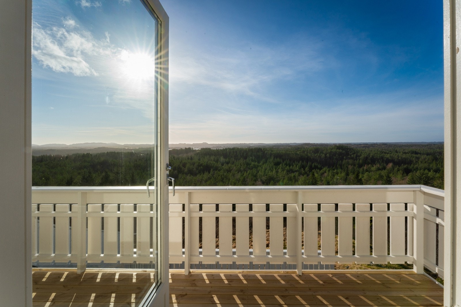 - Denne vender mot sydvest og besitter meget gode solforhold fra tidlig formiddag til sent på kveld - Galleribilde