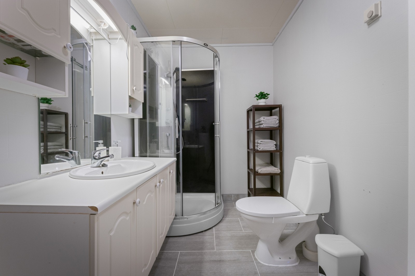 - Rommet har tekniske kvaliteter som dusjkabinett, varmekabler i gulv, mekanisk avtrekk og opplegg for vaskemaskin - Galleribilde