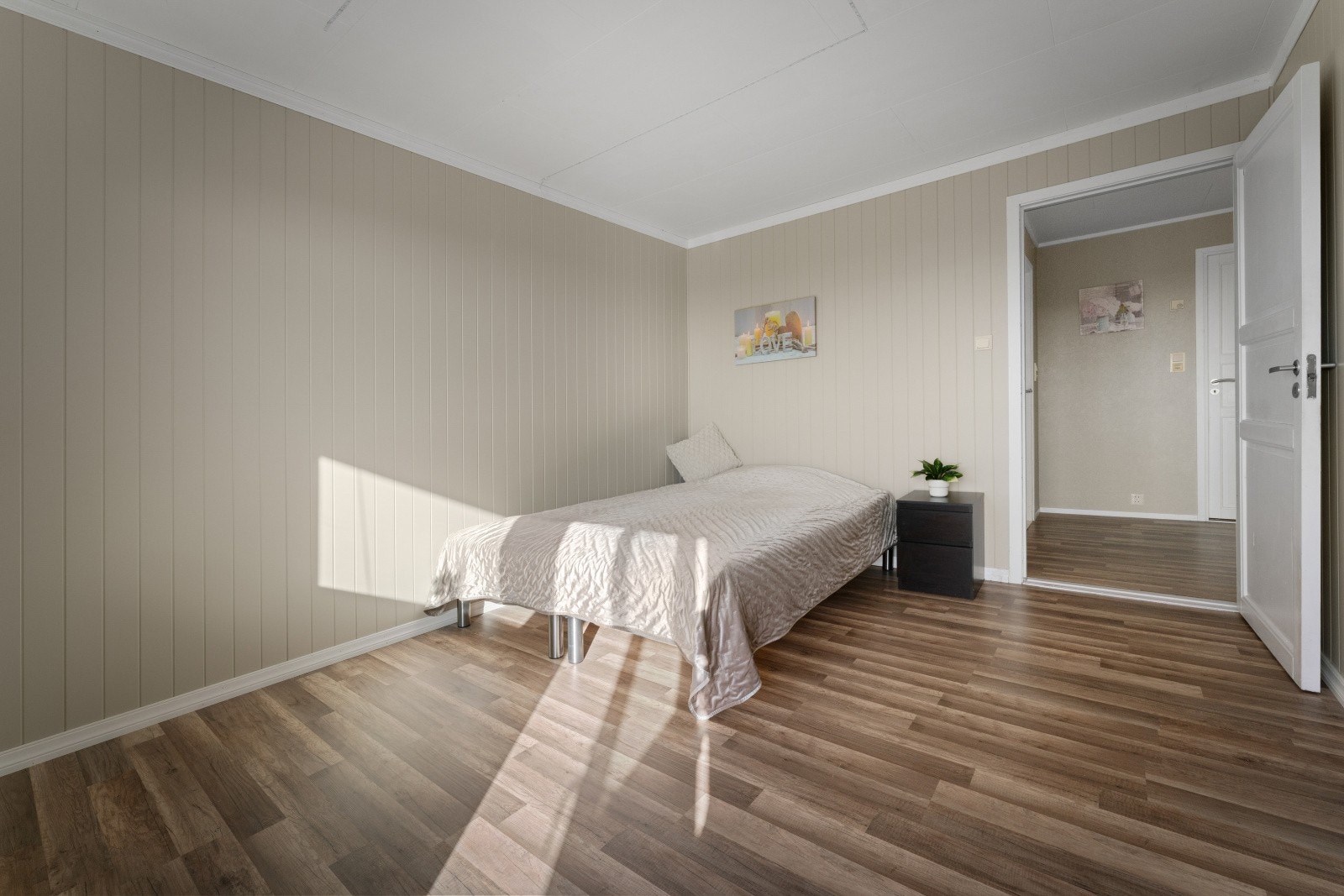 - Rommet har god plass til dobbeltseng, nattbord og garderobeløsning - Galleribilde