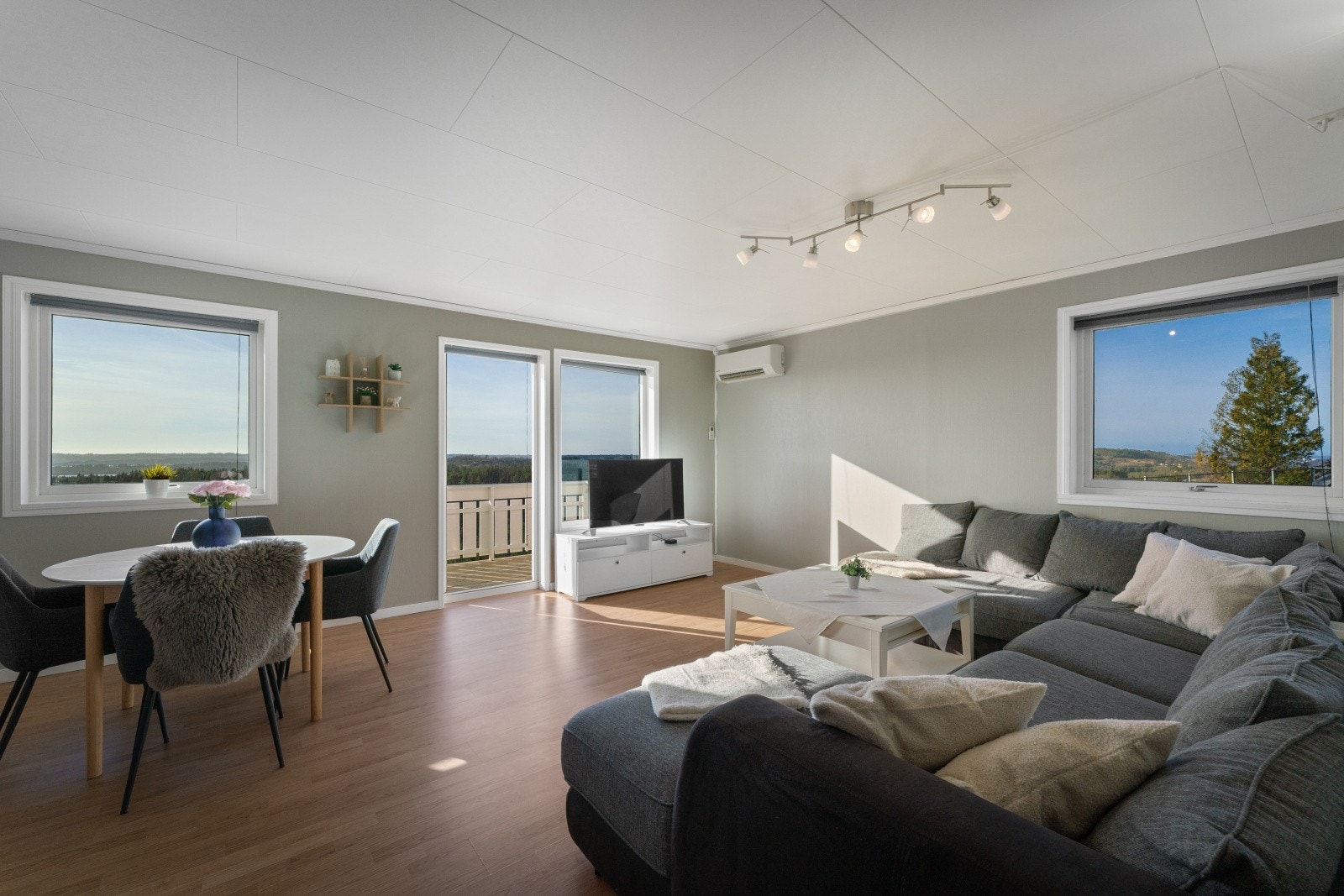 - Fra stuen er det tilkomst til terrasse/balkong - Galleribilde