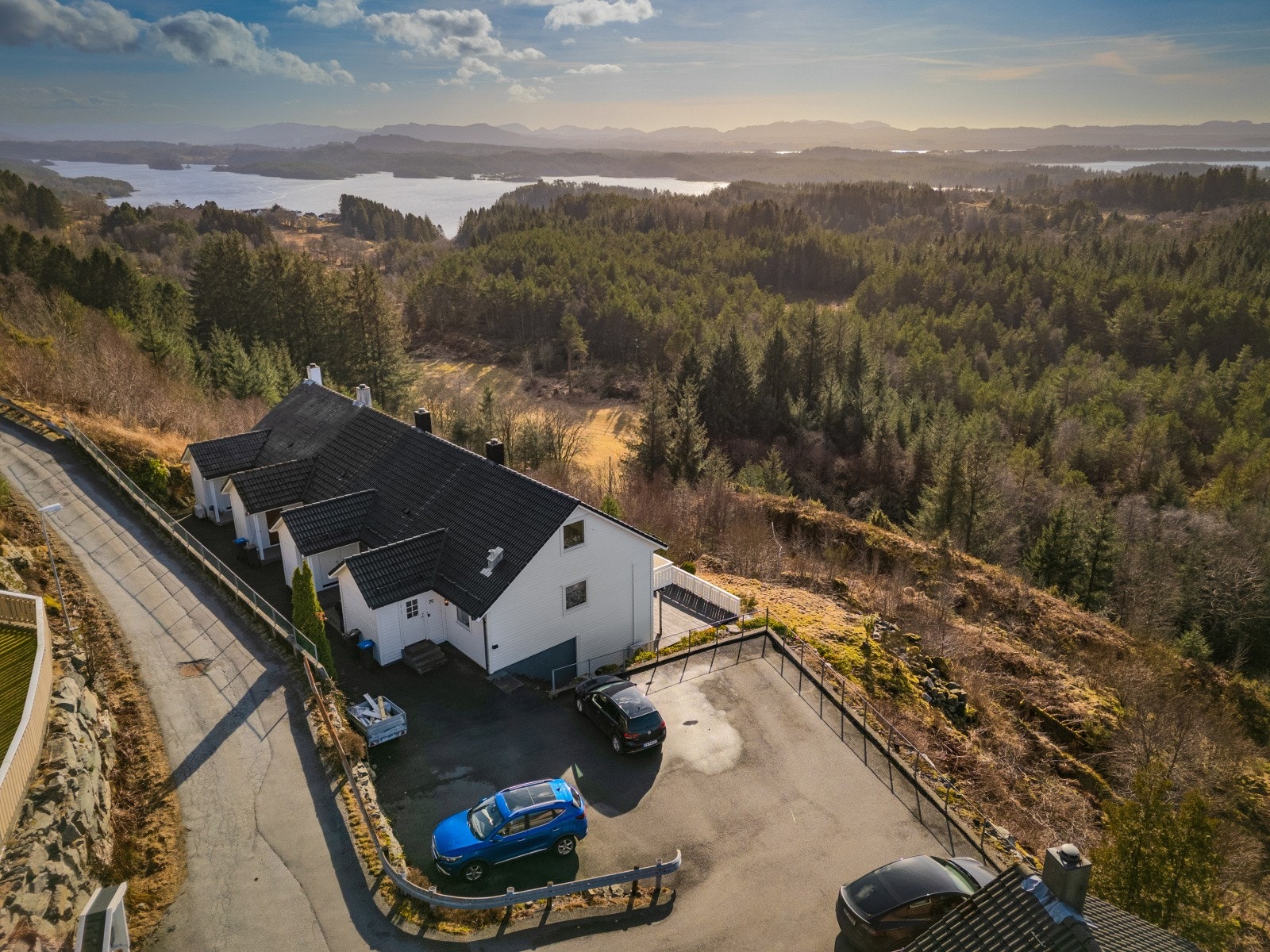 - Fra eiendommen er det gangavstand til alt en måtte trenge av service-, fritids- og kollektivtilbud på Lindås - Galleribilde