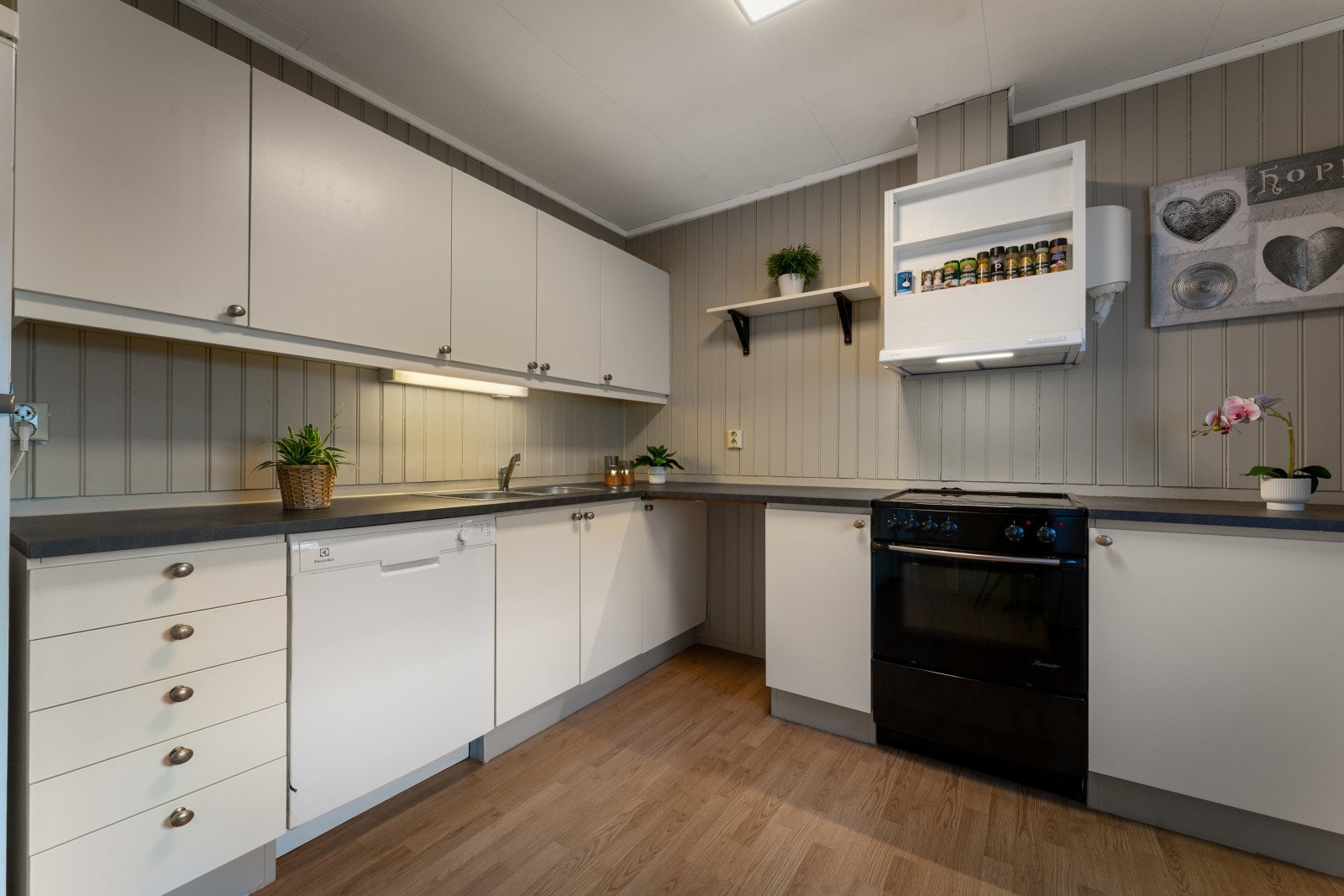 - Tilbake i boligen finner vi kjøkkenet - Galleribilde