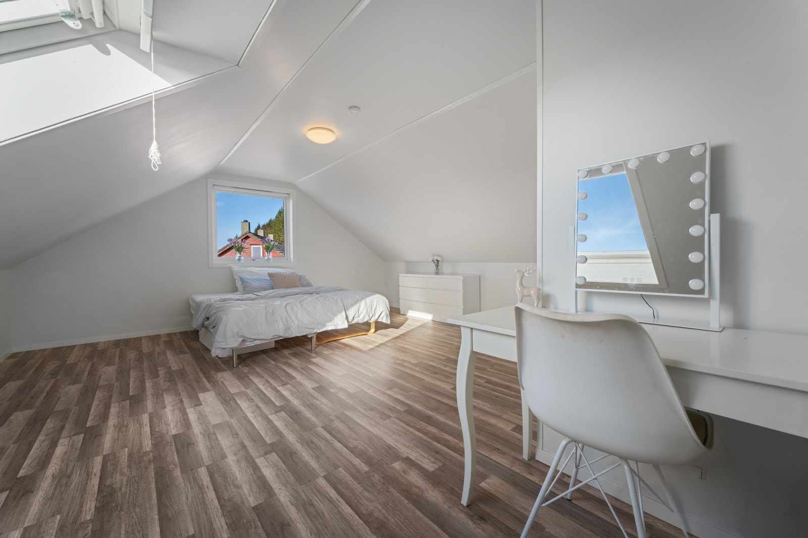 - Med dagens løsning benyttes loftstuen som soverom - Galleribilde