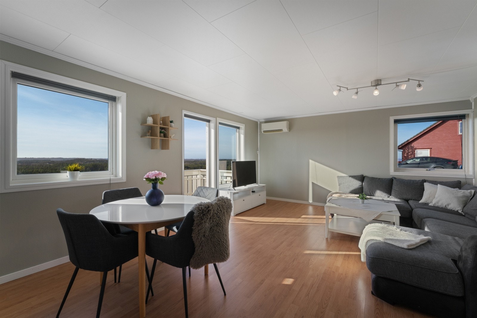 - Rommet måler 28,58 kvm og gir god plass til møblering - Galleribilde