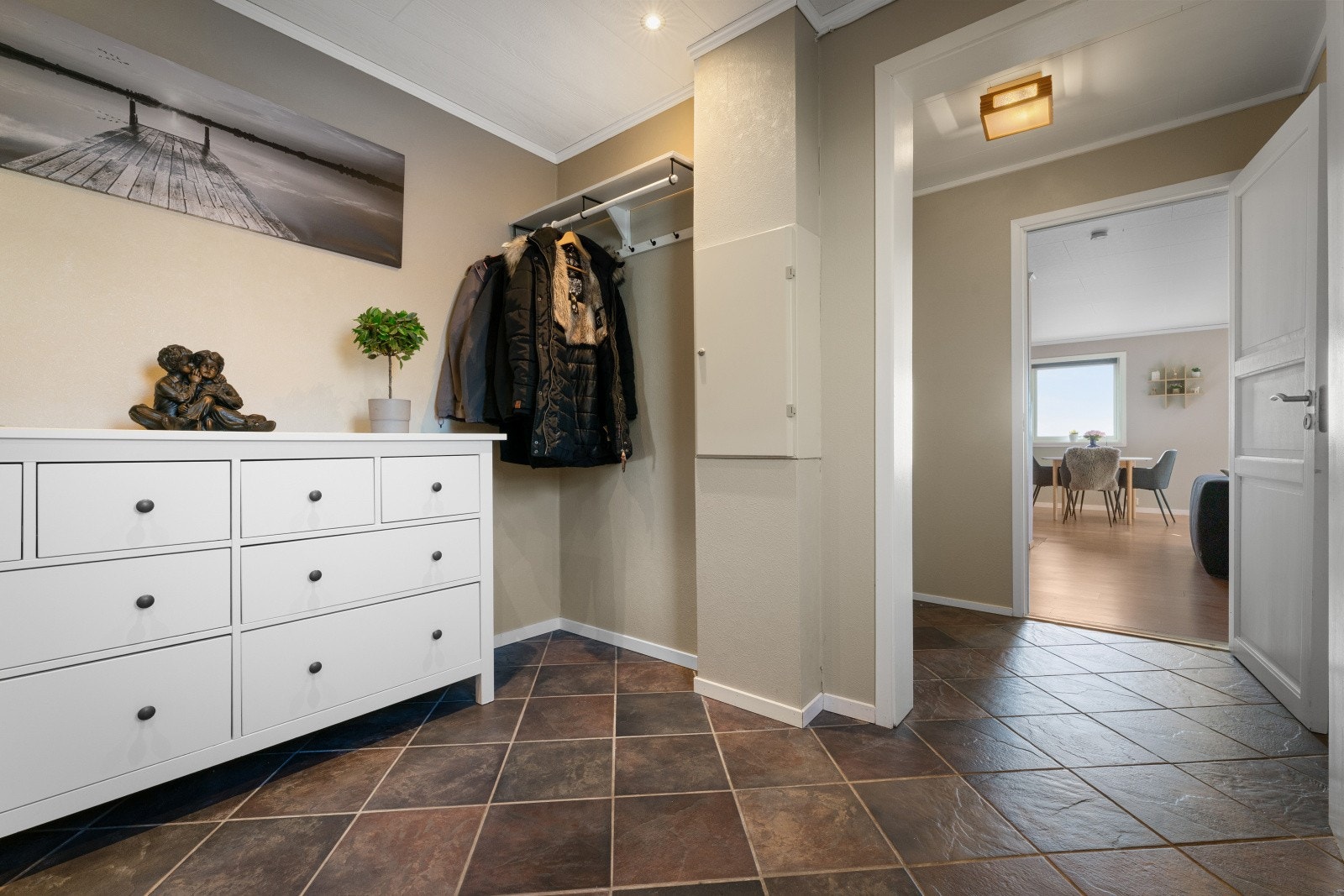 - Gangen måler 9,65 kvm, det er god plass til å henge fra seg sko og ytterklær - Galleribilde