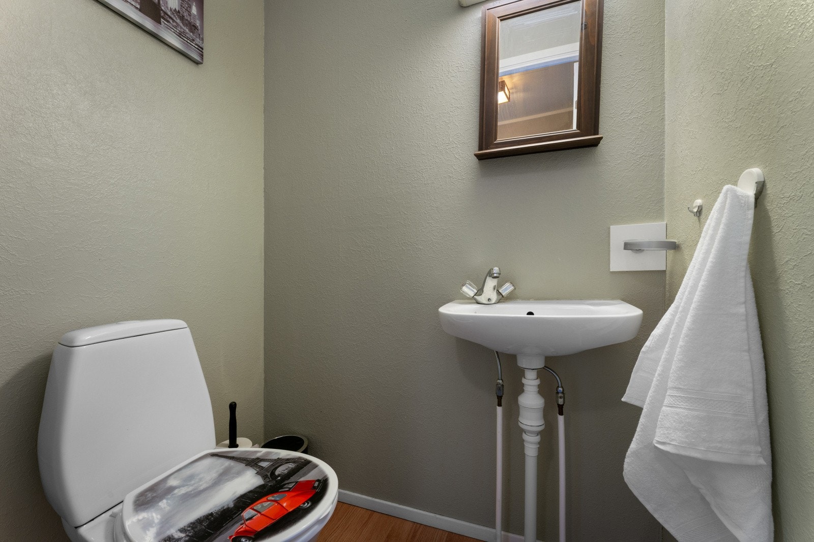 - Videre er etasjen innredet med praktisk toalettrom - Galleribilde