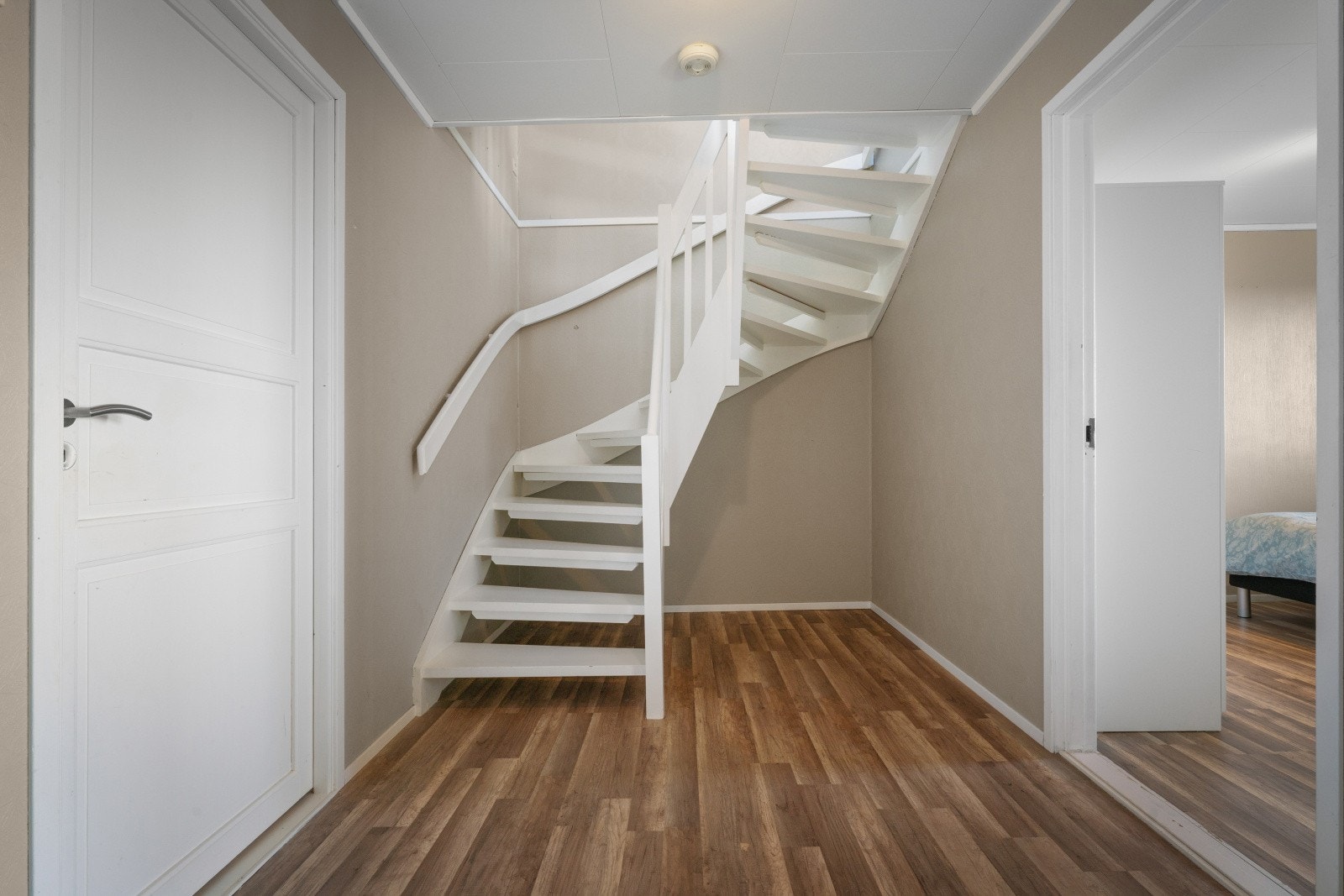 - Det er rom under trapp til kommode til ekstra lagringsplass - Galleribilde