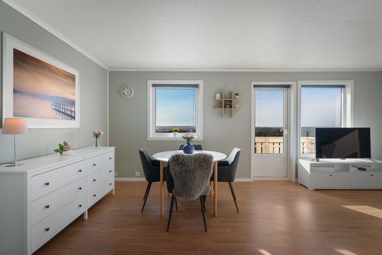 - Stuen er luftig og innbydende - Galleribilde