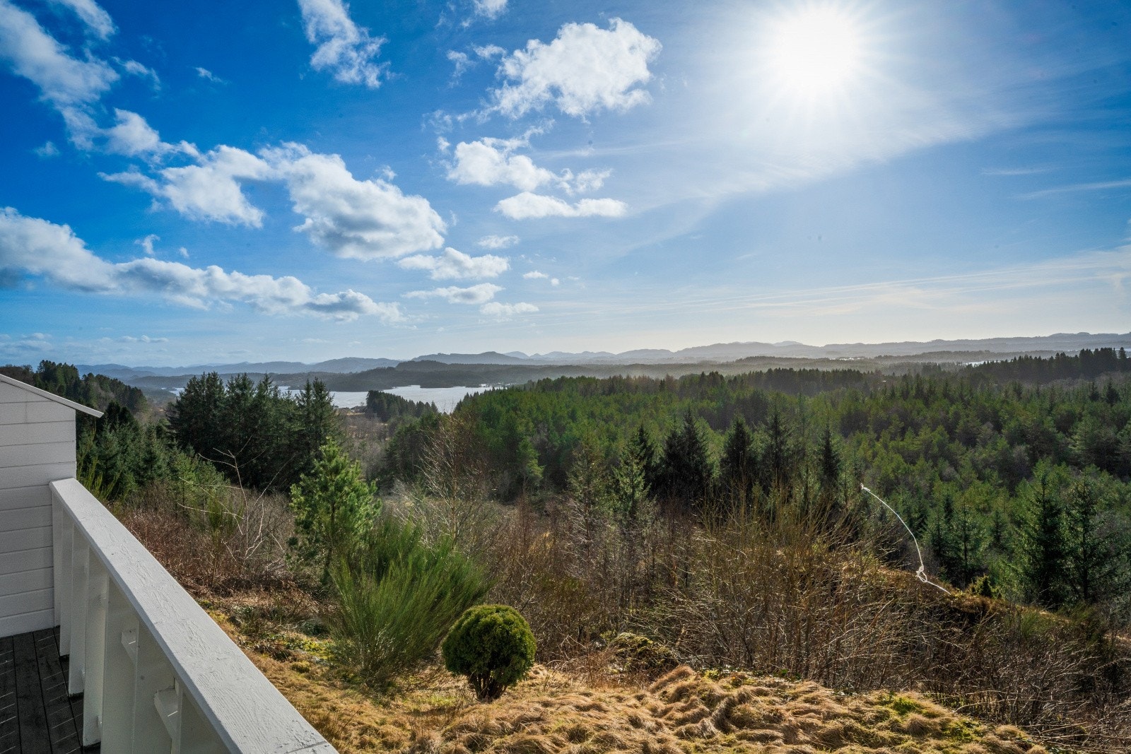 - Terrassen besitter i tillegg uforstyrret utsikt mot naturterrenger og videre mot Straumsosen og Lurefjorden - Galleribilde