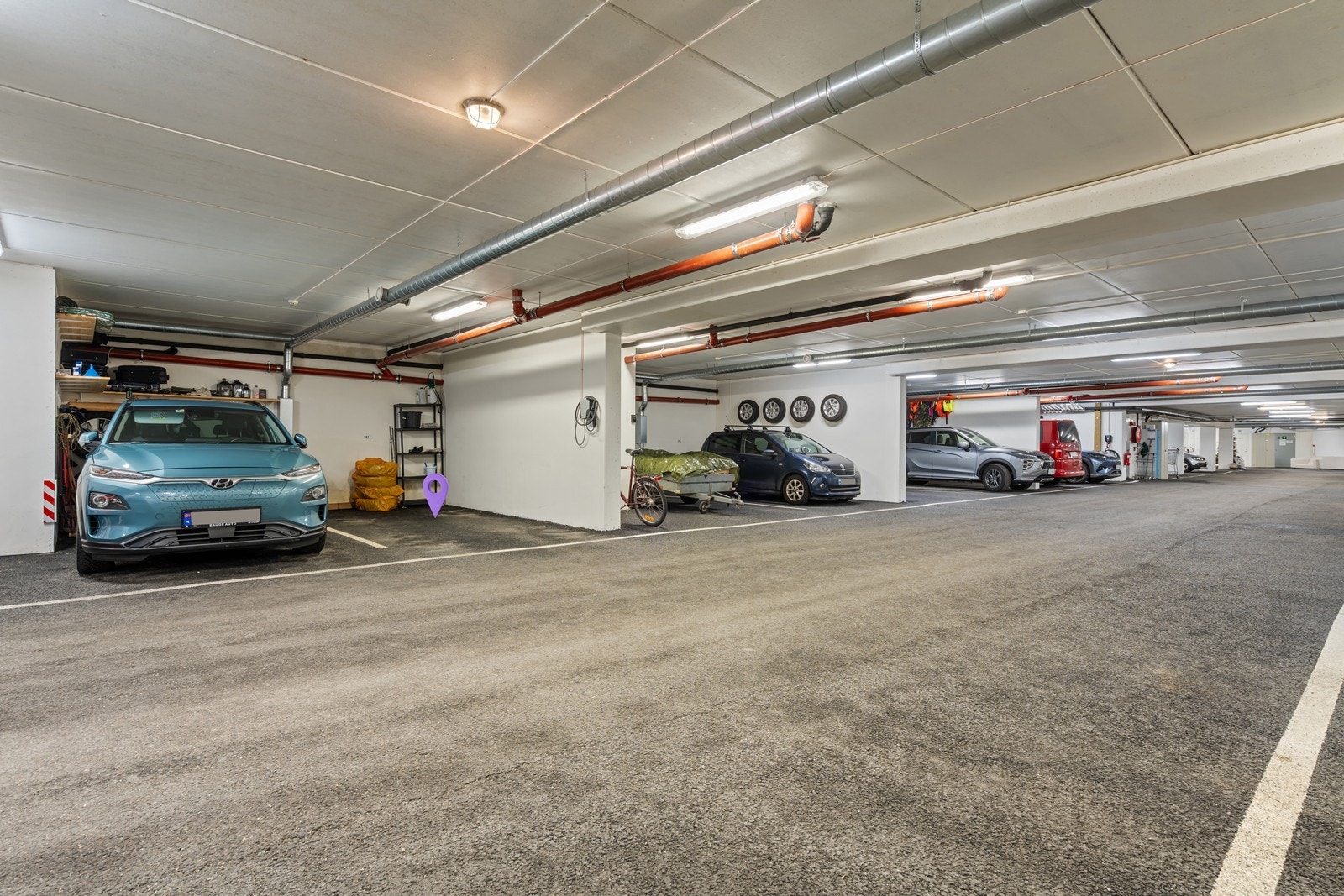 Leiligheten har tilhørende parkeringsplass i garasjeanlegg. Galleribilde