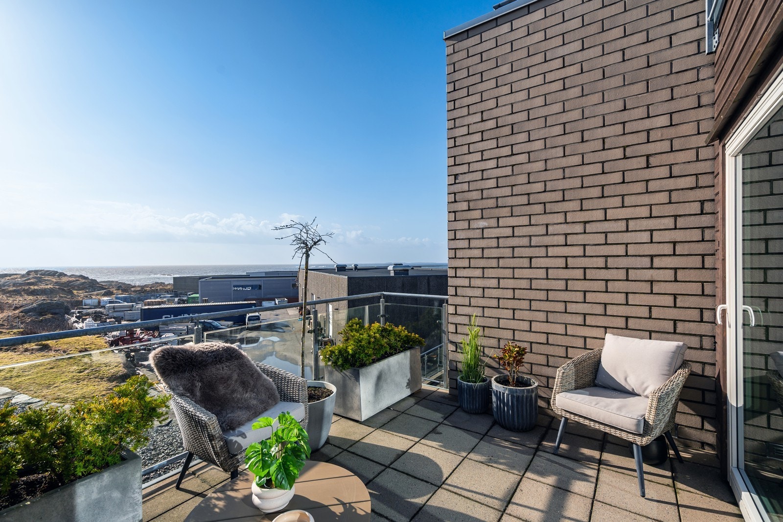 Solrik balkong med nydelig sjøutsikt. Galleribilde