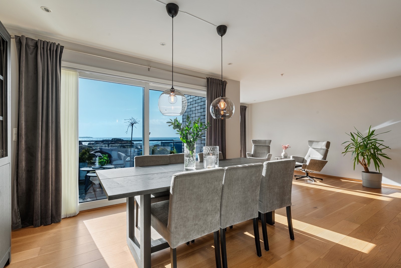 Lys og innbydende spisestue med herlig sjøutsikt. Galleribilde