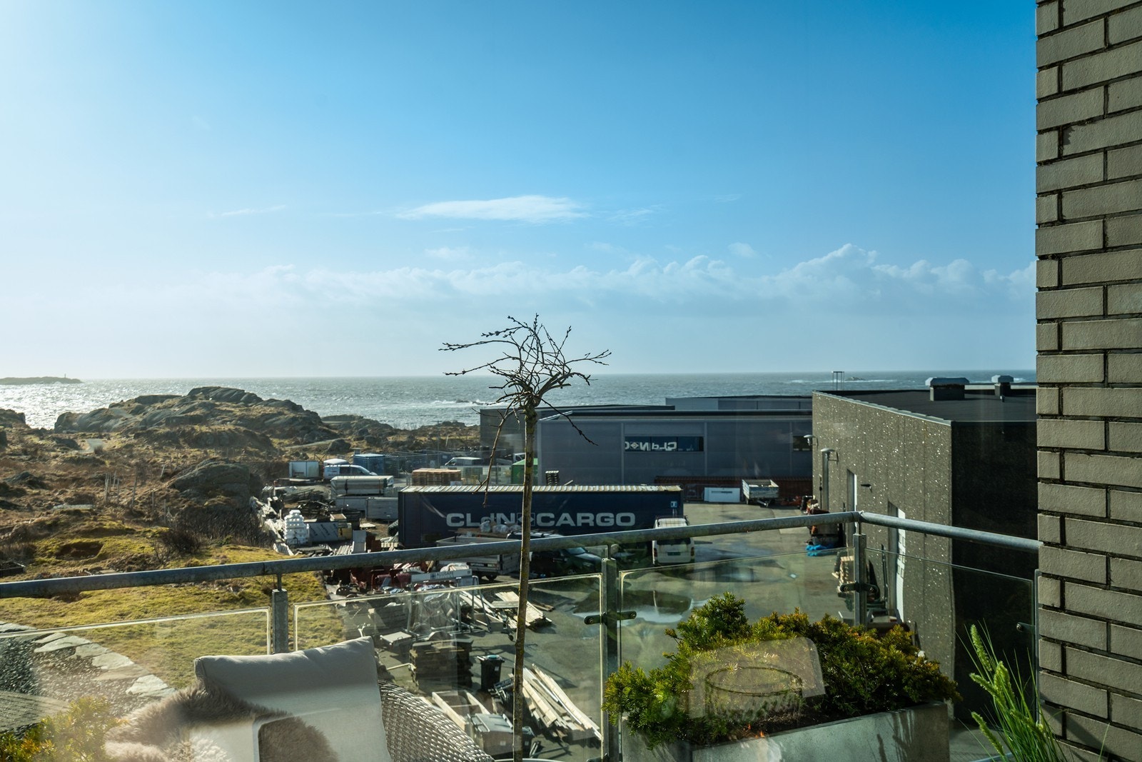 Nydelig utsikt fra stue og balkongen. Galleribilde