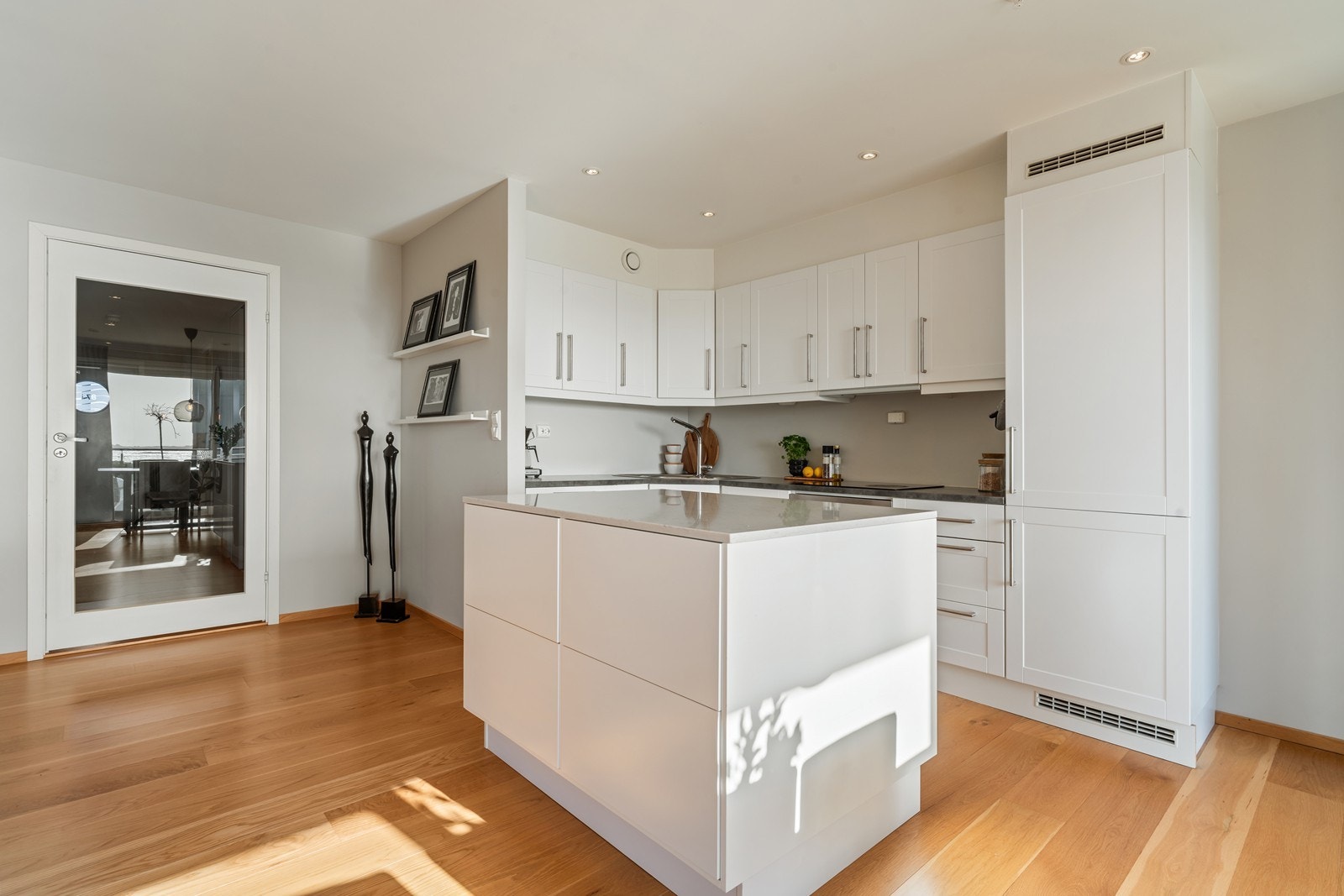 Stilrent kjøkken med god skapplass og praktisk kjøkkenøy. Galleribilde