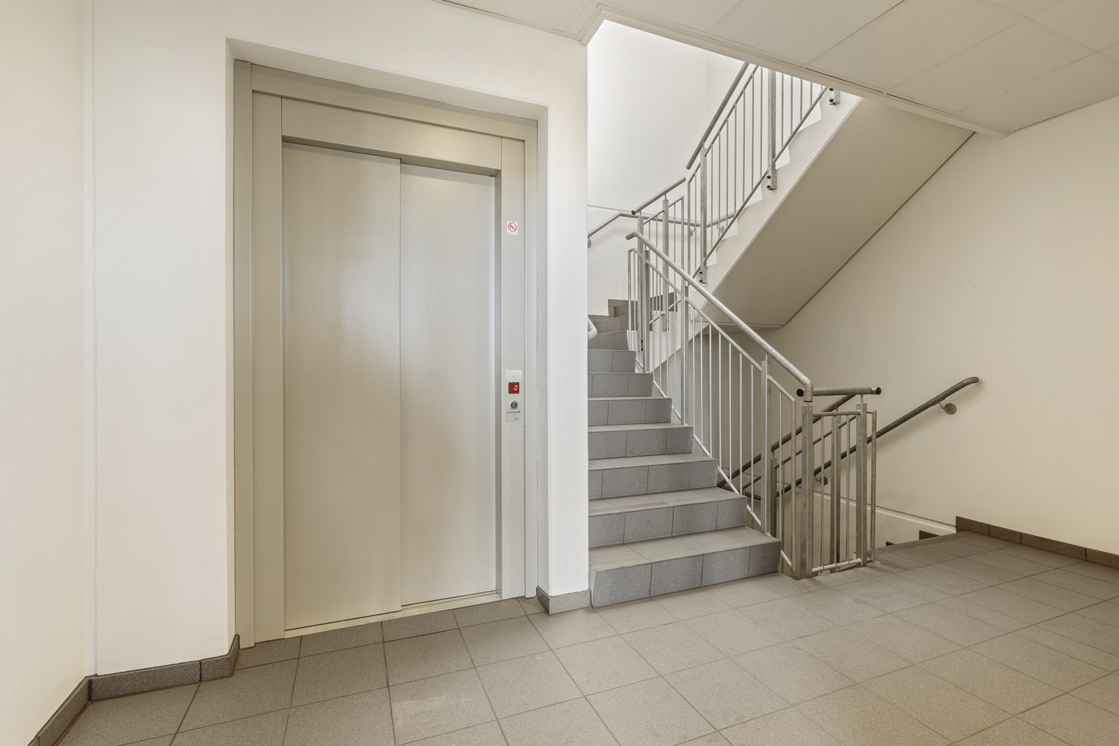 Heis som tar deg helt fra leilighets etasjen og ned til garasjeanlegget. Galleribilde