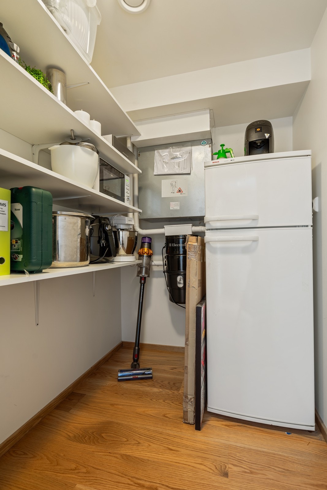 Teknisk rom/bod inni leiligheten med plass til ekstra kjøle/fryseskap og oppbevaring. Galleribilde