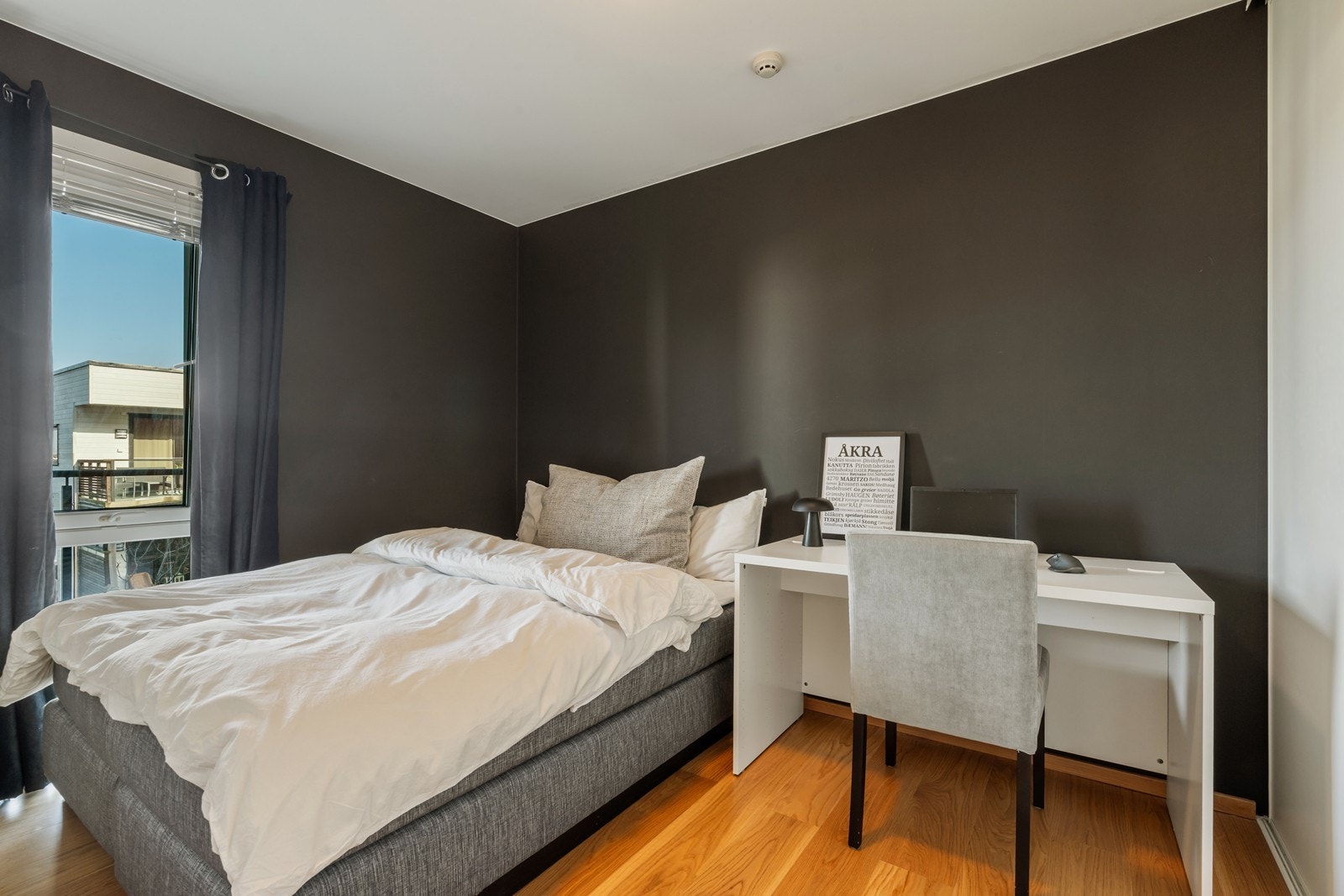 Soverom nummer 2 med kjekk skyvedørsgarderobe. Passer også utmerket som gjesterom, kontor eller gamingrom. Galleribilde