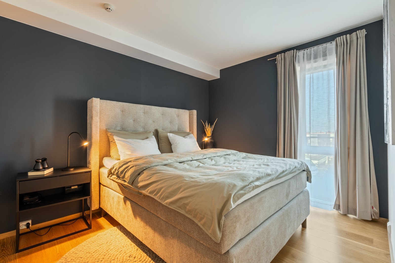 Hovedsoverom av god størrelse, med tilhørende praktisk skyvedørsgarderobe. Galleribilde