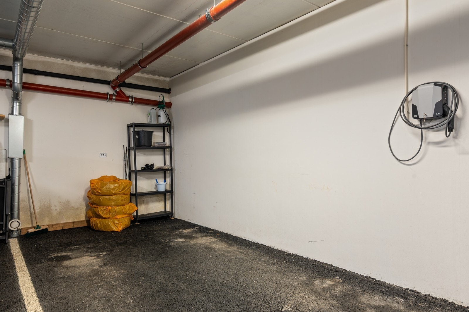 Parkering med elbil-lader. Galleribilde