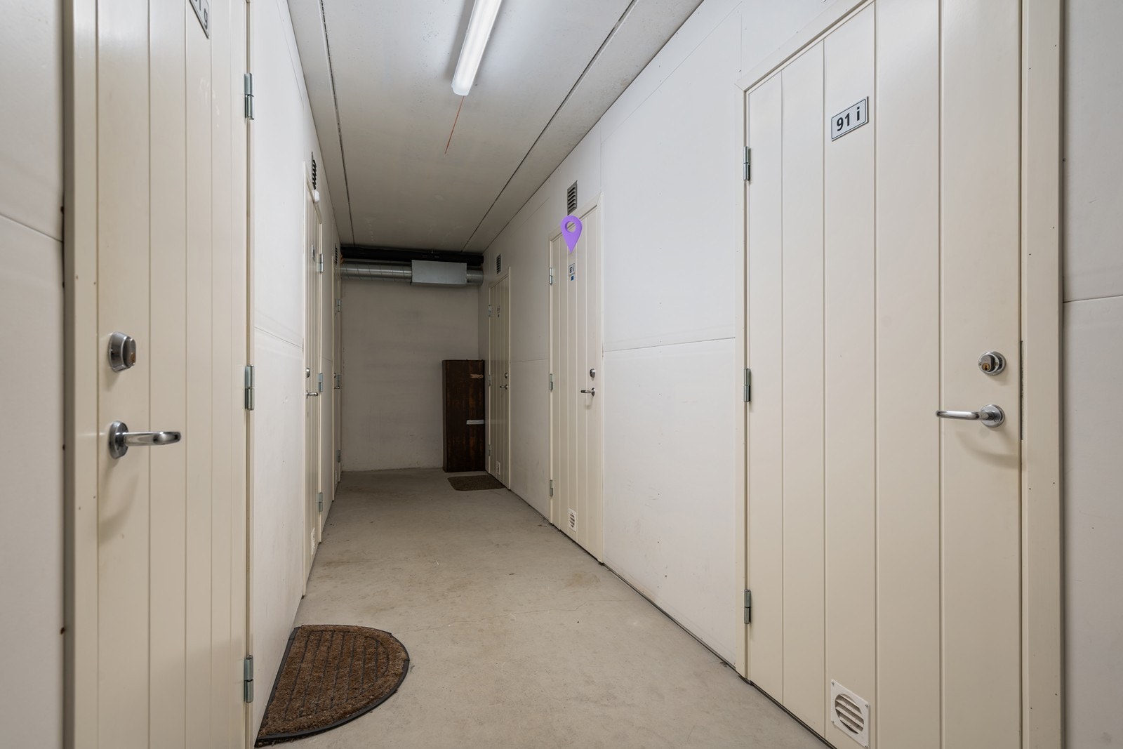 Egen innvendig bod i garasjeanlegget med gode oppbevaringsmuligheter. Galleribilde