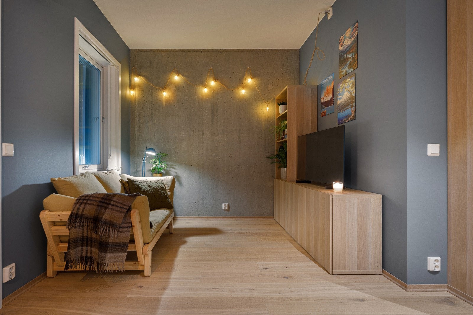 I stuen har du plass til en sovesofa samt mulighet for etablering av en sovealkove. Konferer megler ved spørsmål til løsning. Galleribilde