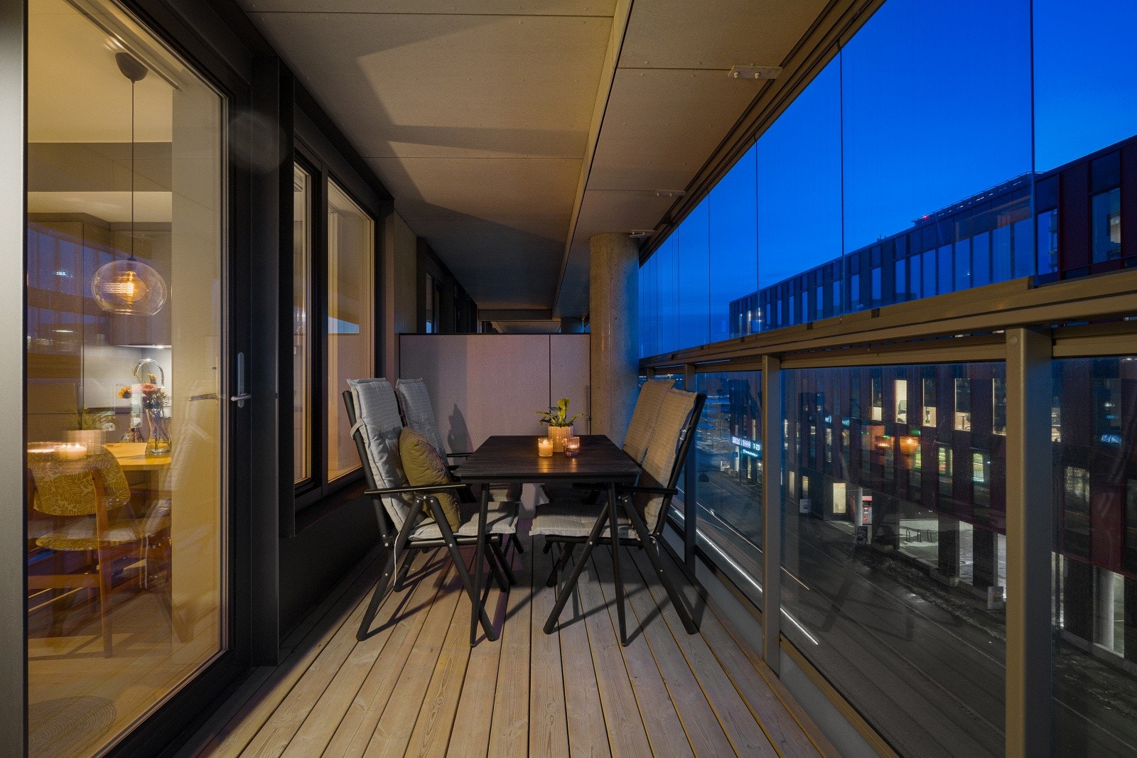 Balkongen er innglasset og har takoverbygg. Galleribilde