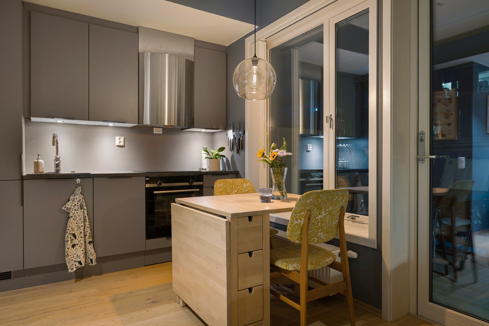 Moderne kjøkken med integrerte hvitevarer som platetopp, stekeovn, oppvaskmaskin og kjøl/fryseskap. Galleribilde