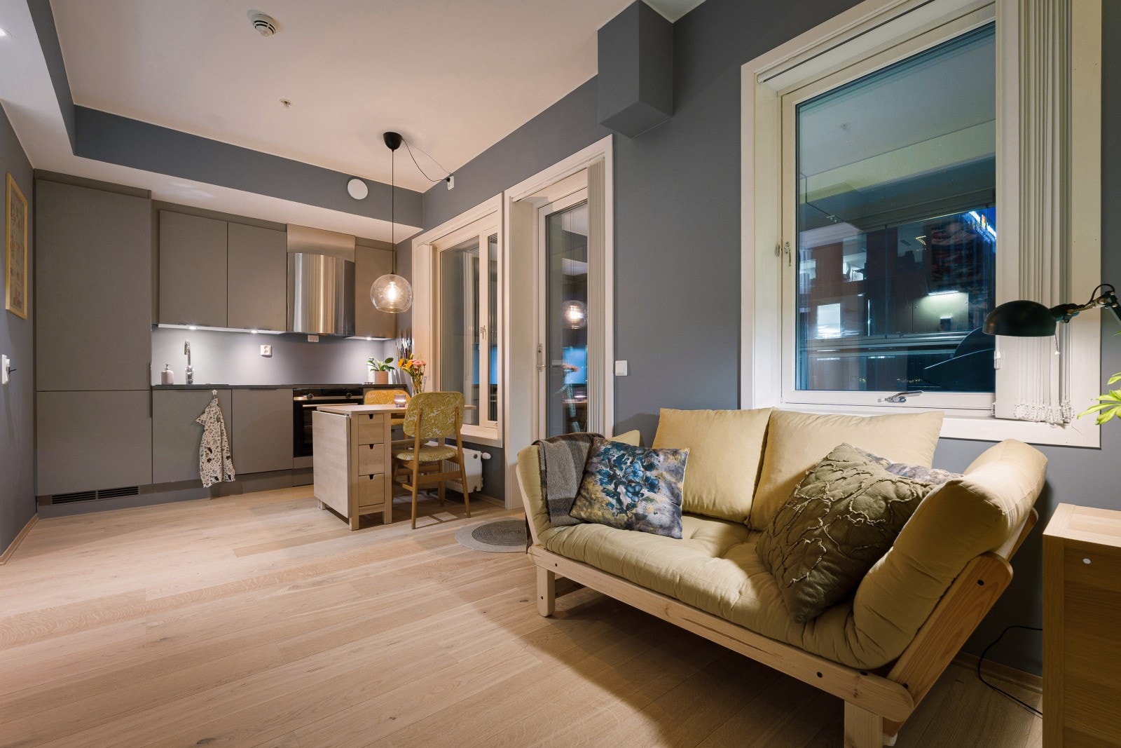 Leiligheten ble ferdigstilt så sent som 2019 og innehar flere moderne kvaliteter som fjernvarme og balansert ventilasjon. Galleribilde