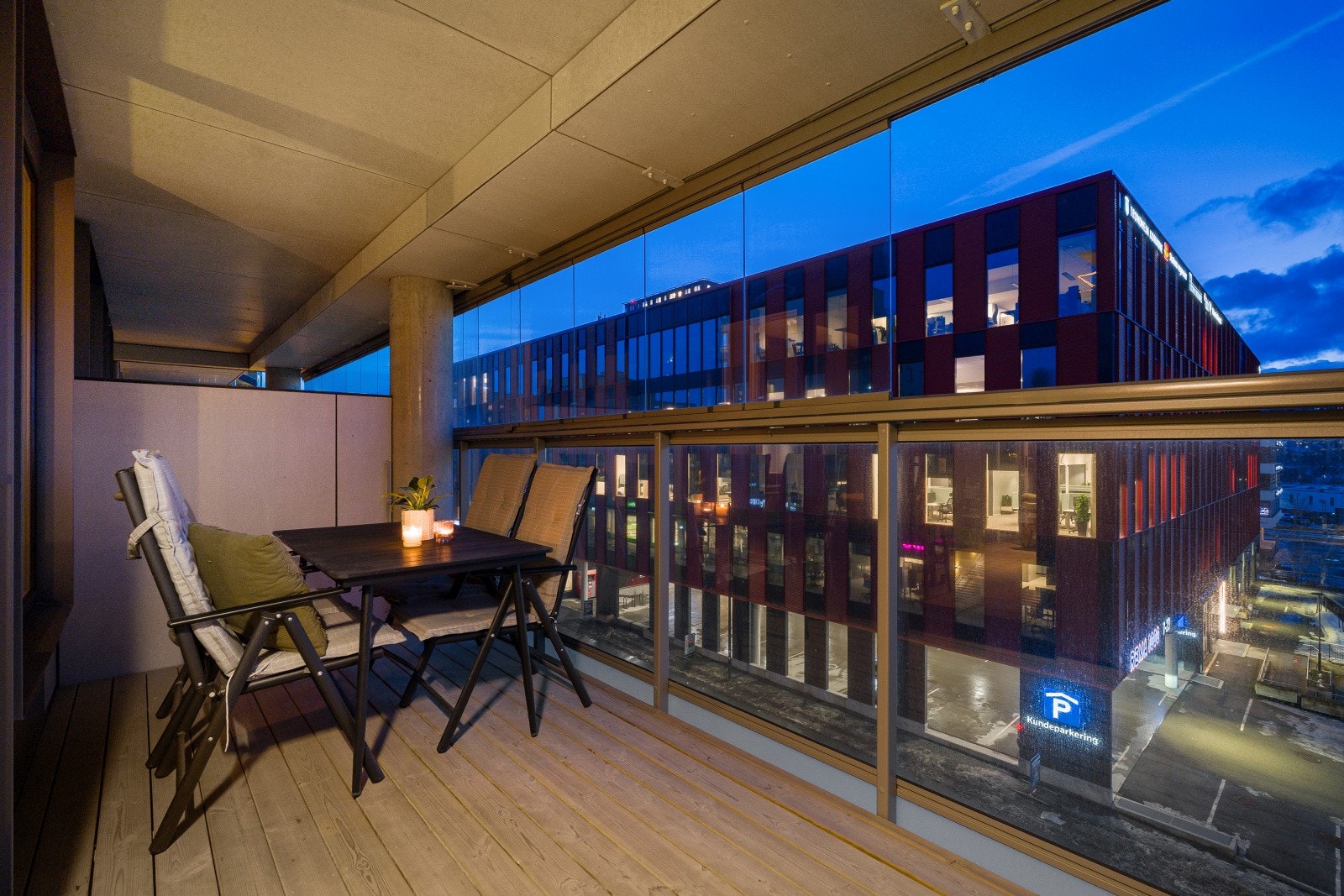 Fra stuen har du utgang til en vestvendt balkong på 11 kvm med ettermiddag/kveldssol. Galleribilde