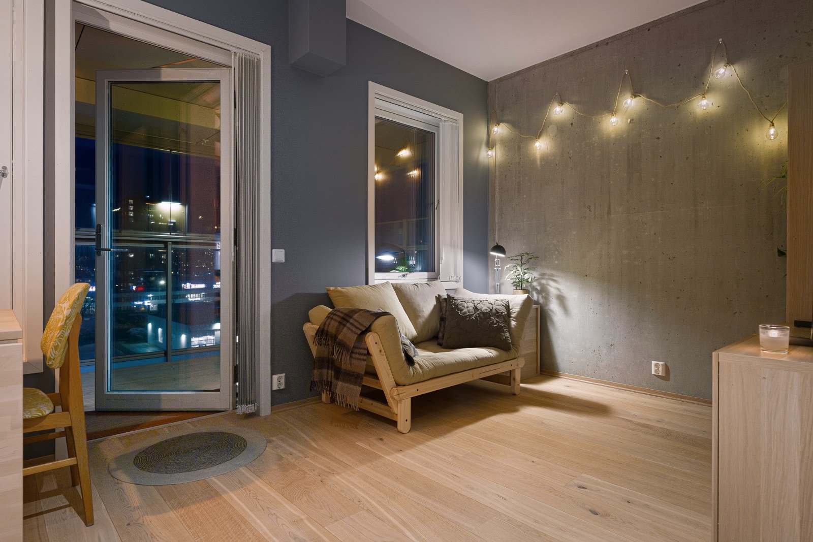 Fjernvarme, varmtvann, kabel-tv, internett etc. er inkl. i de svært lave fellesutgiftene. Galleribilde