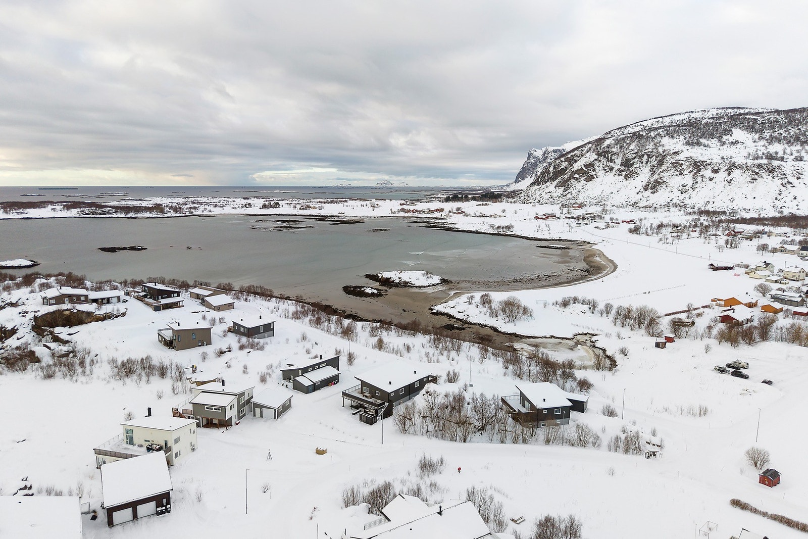 Det er kun en kort spasertur til en populær badestrand og med flotte naturopplevelser like utenfor døren. Galleribilde