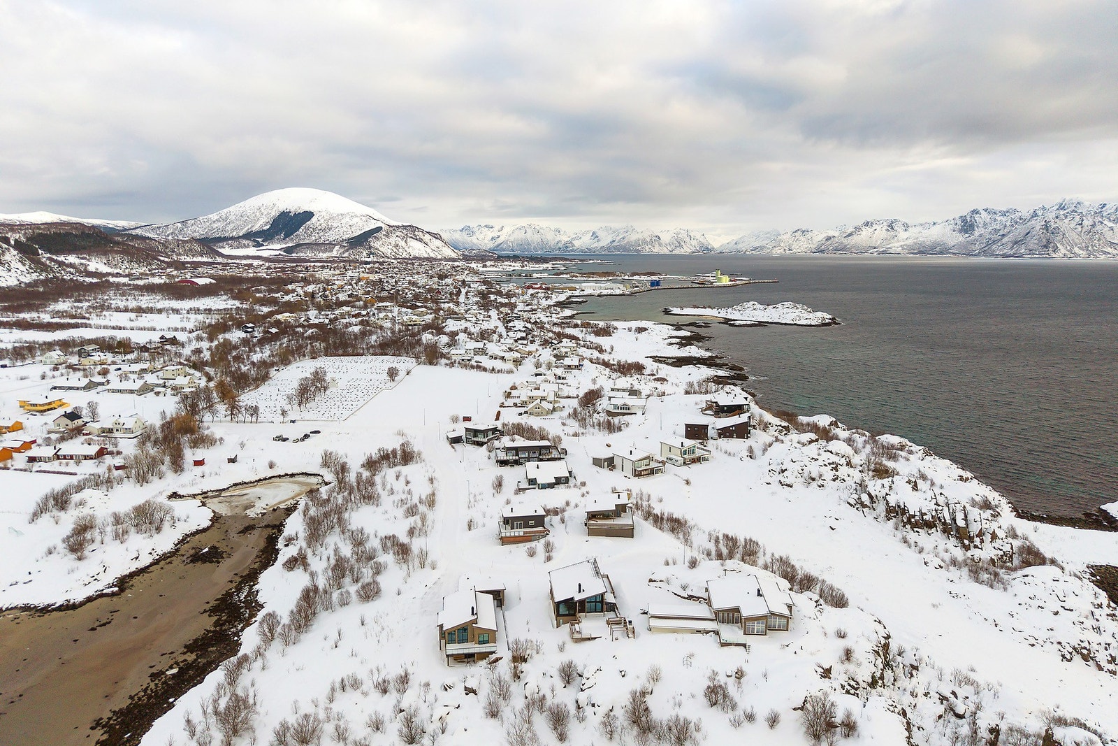 Eiendommen er beliggende like vest for Melbu sentrum i et rolig og barnevennlig boligområde. Galleribilde
