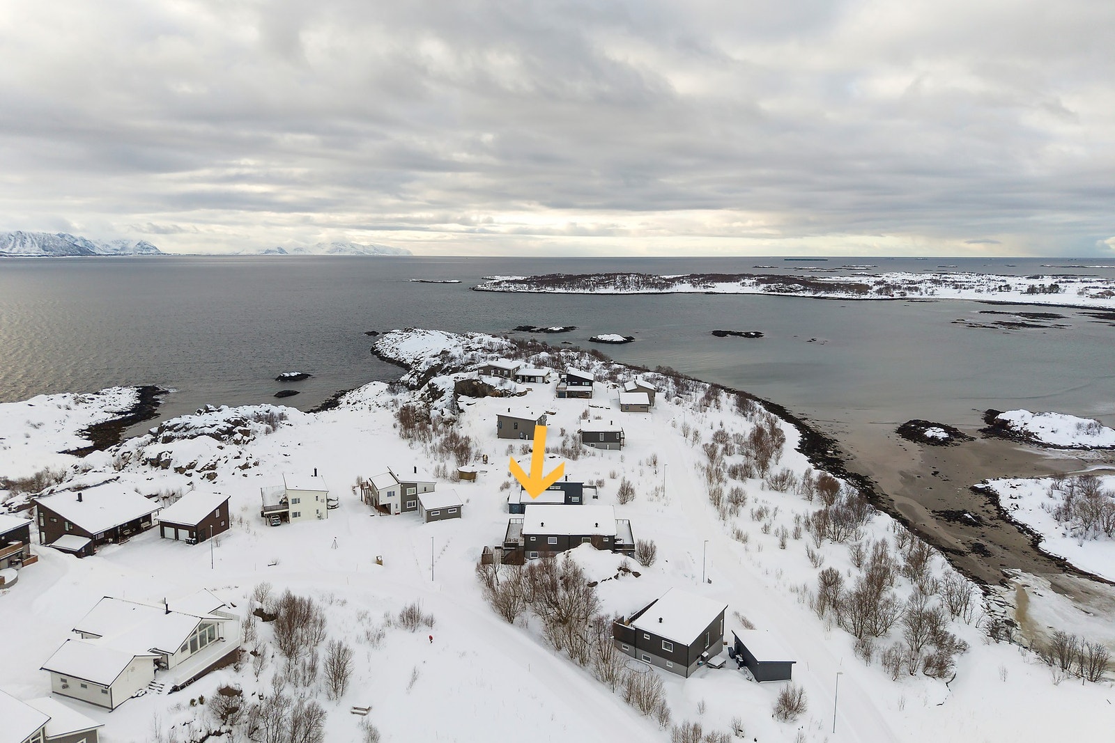 Eiendommen har en fin og solrik beliggenhet og byr på en fin utsikt mot sjø og fjell. Galleribilde