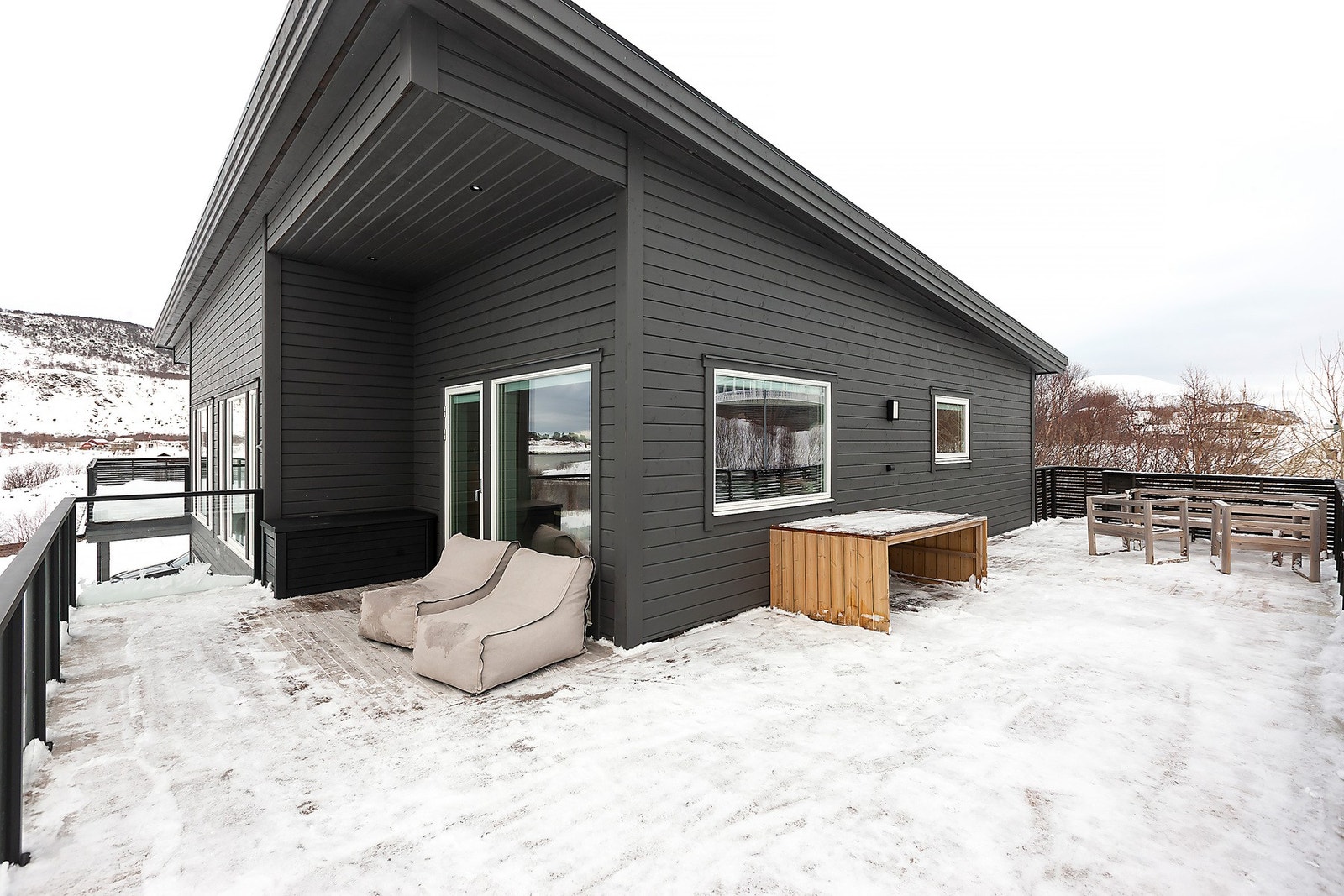 God plass til sittegruppe og grill. Galleribilde