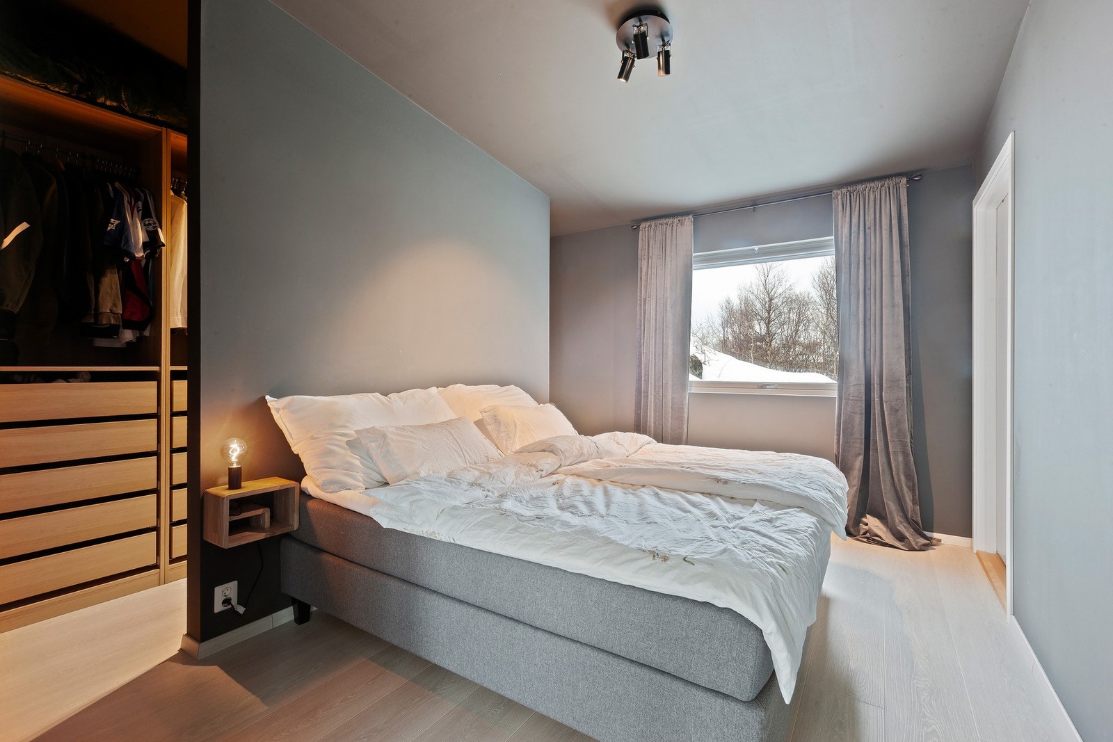 Innbydende hovedsoverom med delikate fargetoner og smart garderobeløsning. Galleribilde