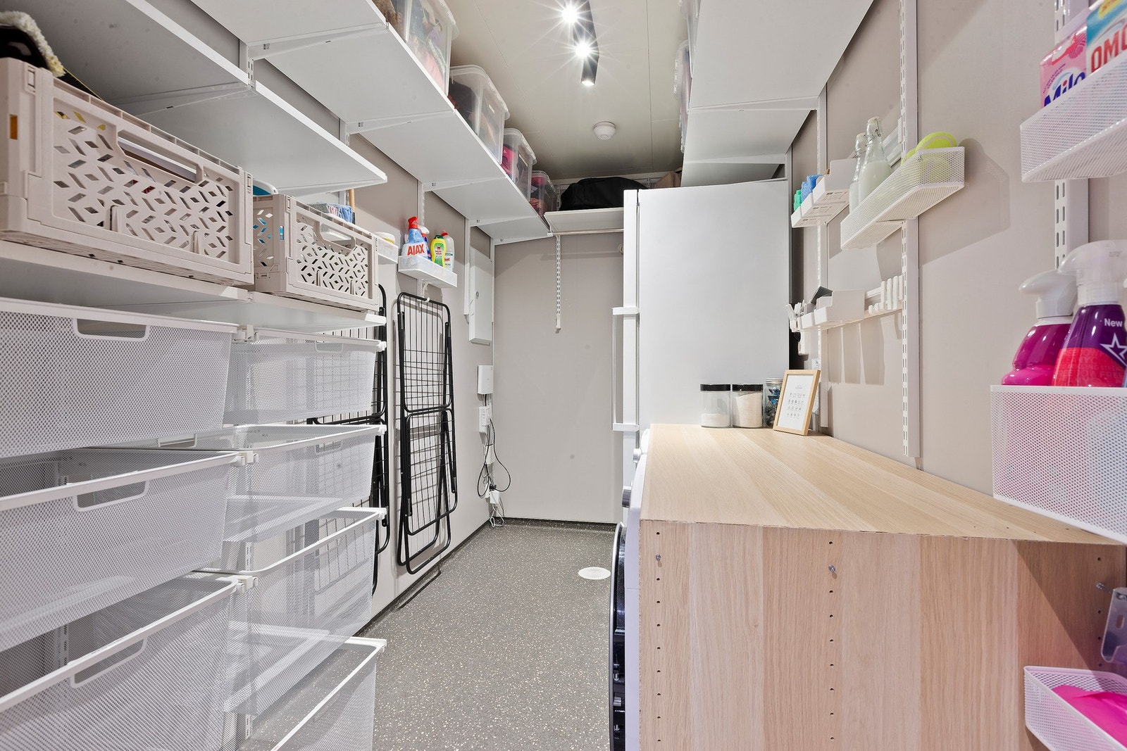 Vaskerom med godt arbeidsområde ( Elfa- innredningen medfølger ikke) Galleribilde