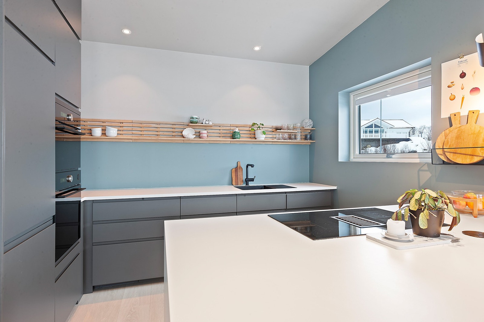 Av hvitevarer medfølger stekeovn, kombinert steke- og mikrobølgeovn, platetopp, oppvaskmaskin og kjøleskap. Galleribilde