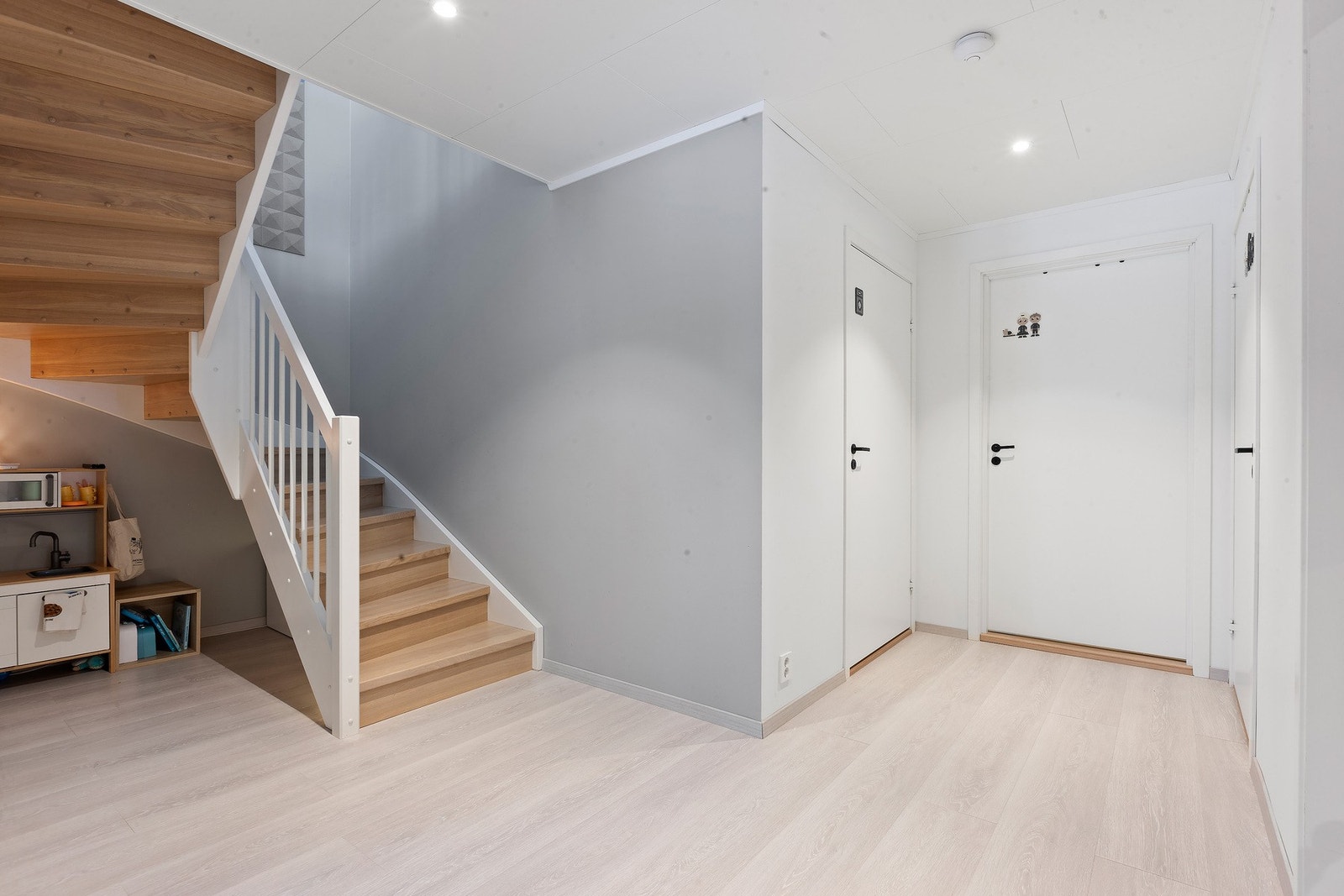 Lys og innbydende gang som leder deg naturlig opp til 2. etasje. Galleribilde