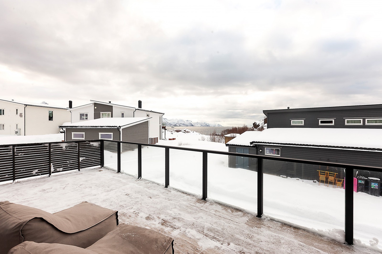 Veranda med fin utsikt og gode solforhold, ideell for både rolig morgenkaffe og sosiale sammenkomster. Galleribilde