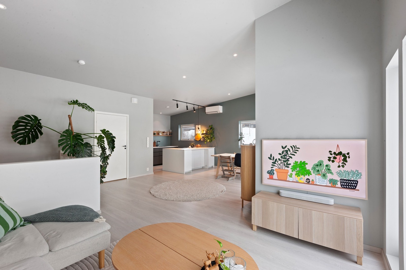 Åpen og luftig løsning mellom stue og kjøkken, hvor varmepumpen sørger for en lun og behagelig temperatur. Galleribilde