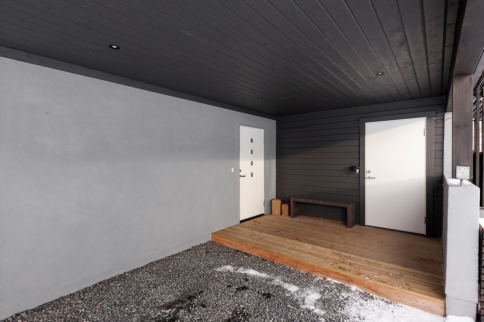 Velkommen inn via overbygget inngangsparti, med utebod rett foran døren. Galleribilde