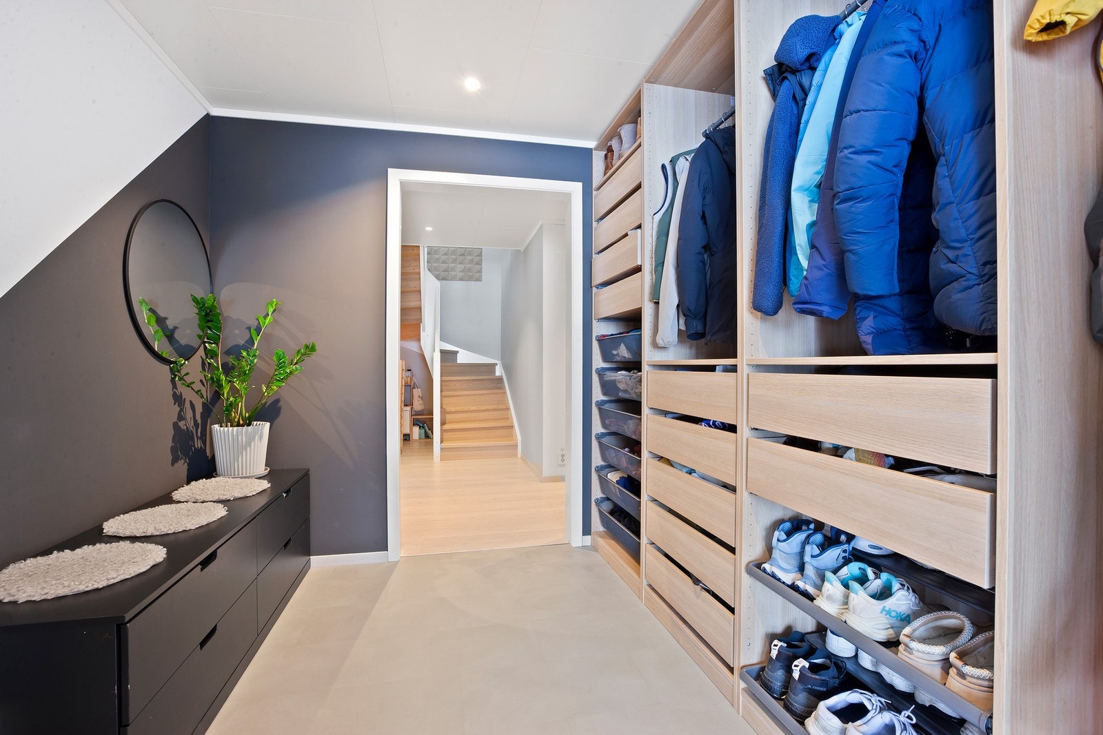 Romslig entre`med rikelig garderobeplass for både klær og sko. Galleribilde