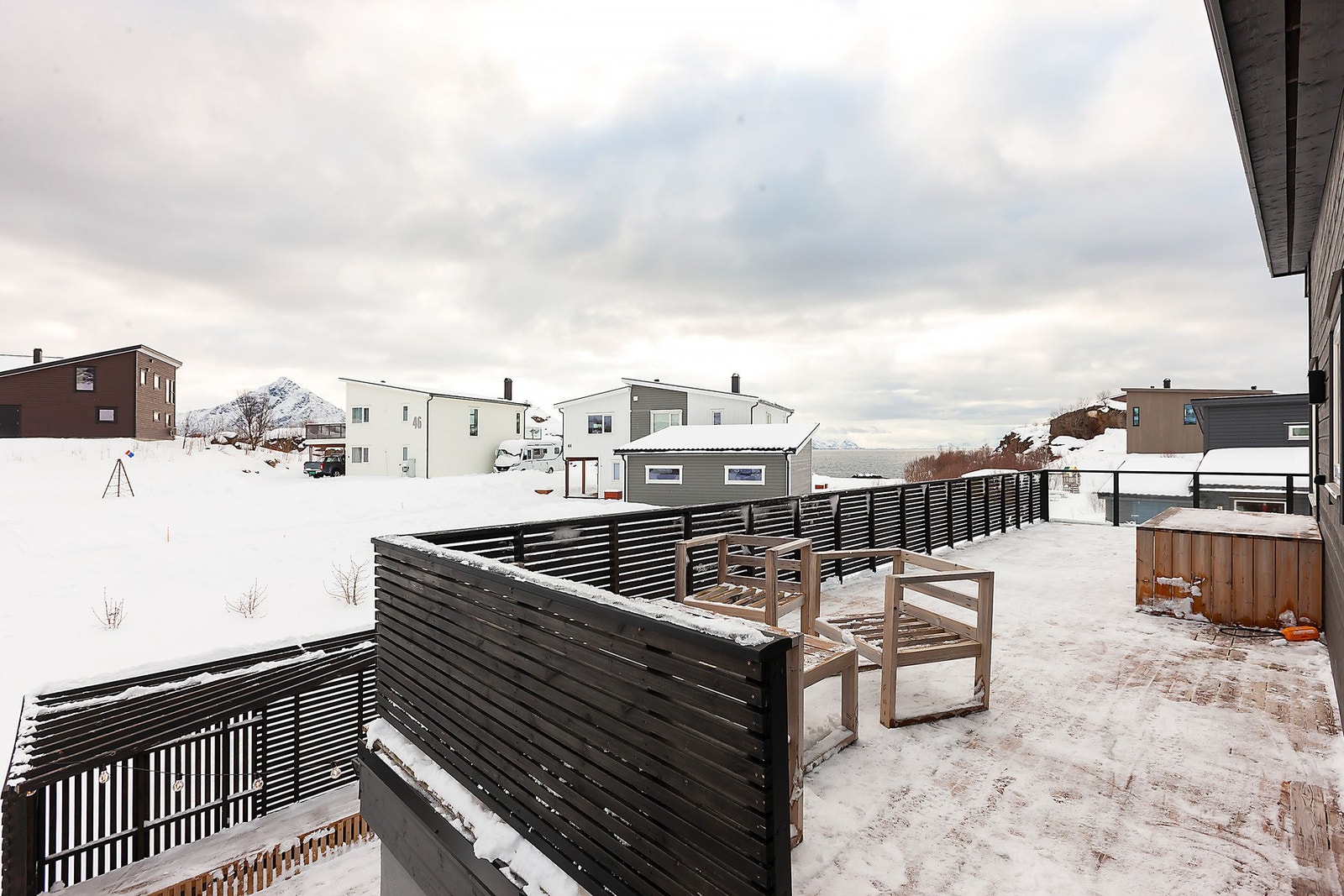 Veranda med rekkverk i trekonstruksjon og stedvis glass. Galleribilde