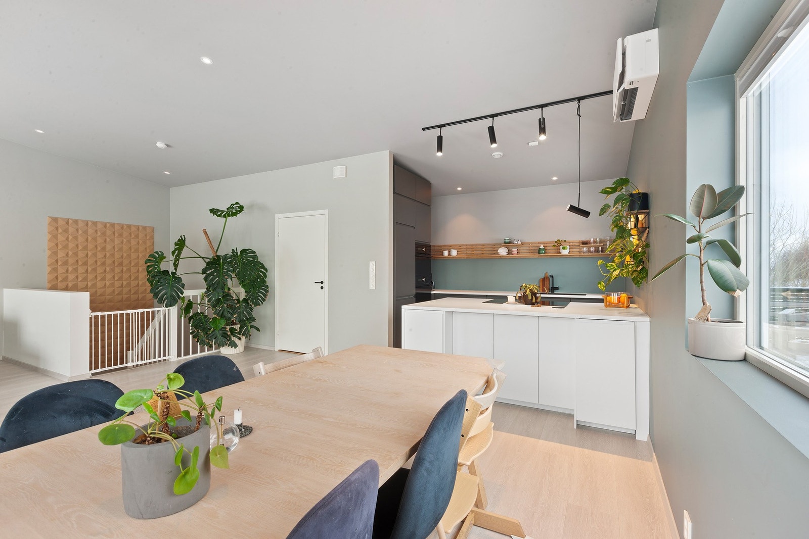 God plass til spisebord for hyggelige sammenkomster. Galleribilde