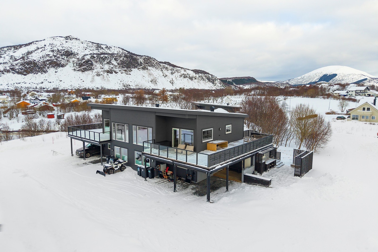 Boligen ble oppført i 2021 og fordeler seg over 2 plan. Galleribilde