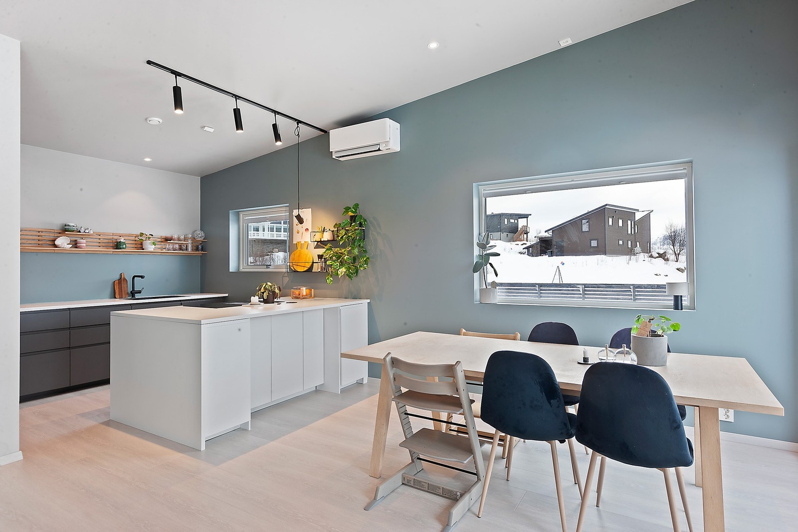 Praktisk og gjennomtenkt kjøkken med god oppbevaringsplass og effektive arbeidsflater. Integrerte hvitevarer medfølger. Galleribilde