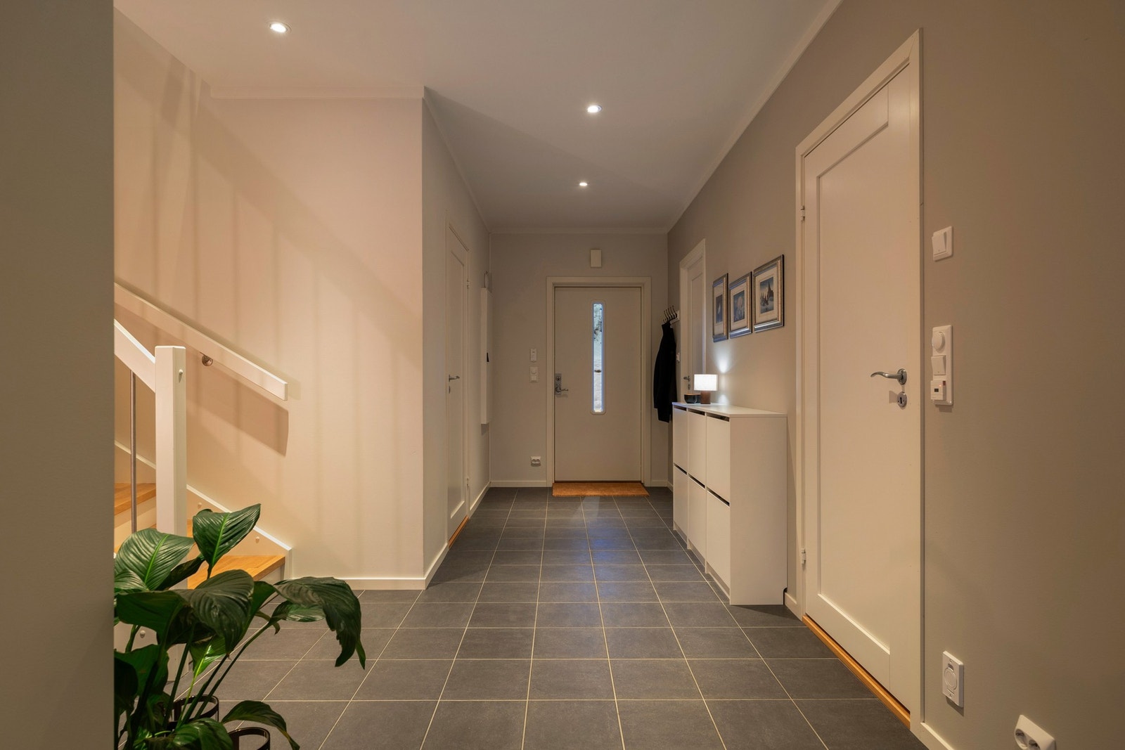 Entréen er romslig og praktisk utformet med god plass til oppbevaring av yttertøy og sko. Galleribilde