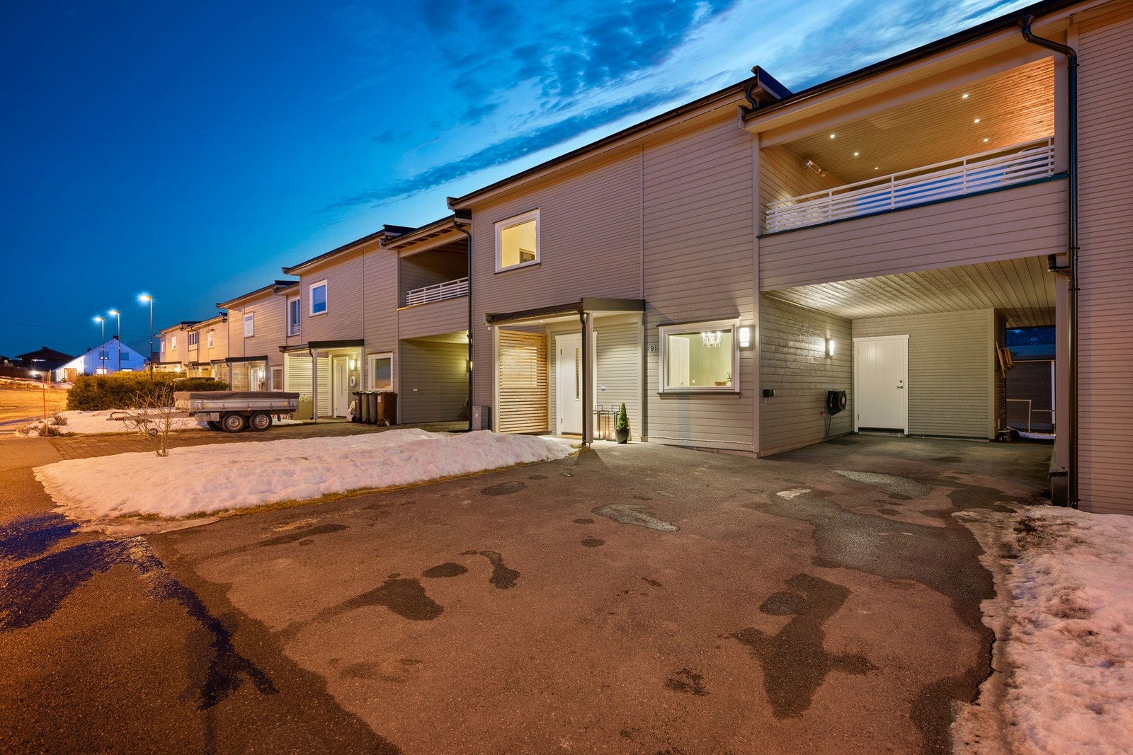 Det er godt med parkering på egen eiendom, enten i carport eller plass til biler i asfaltert gårdsplass. Galleribilde